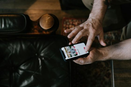 Personne rédigeant un premier message sur une application de rencontre