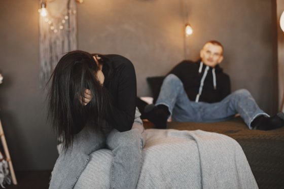 Couple en conversation tendue — décoder les red flags d'une relation
