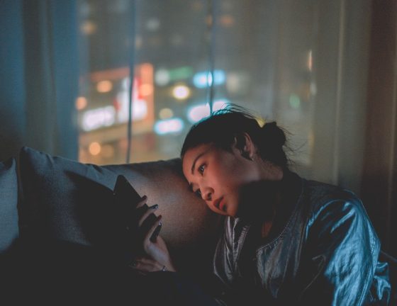 Femme qui attend un message la nuit apres un ghosting