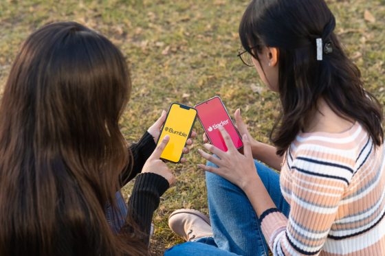 Jeunes utilisant des applications de rencontre sur leur smartphone