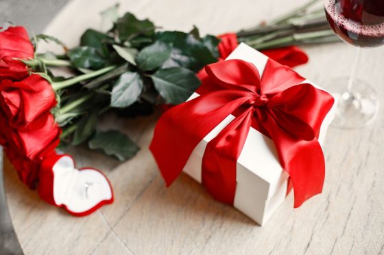 Cadeaux, roses et attentions excessives symbolisant le love bombing