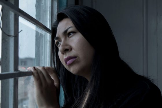 Femme pensive pres d une fenetre, emprise d un pervers narcissique