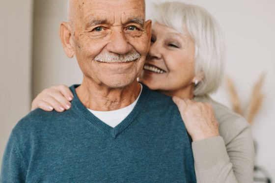 Couple de plus de 50 ans souriant et amoureux
