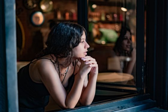 Personne pensive apres une rupture, recuperer son ex