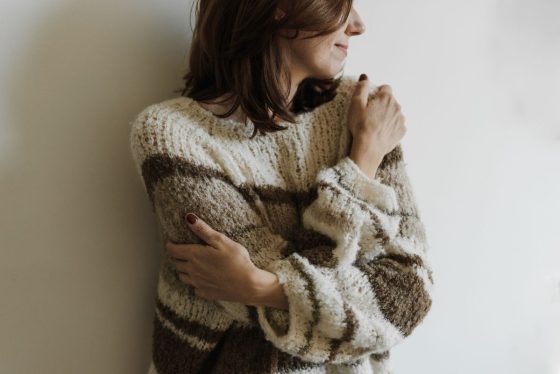 Femme sereine se prenant dans ses bras, se liberer de la dependance affective