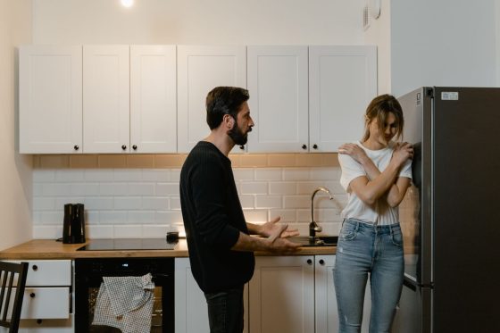 Couple en pleine dispute dans une cuisine